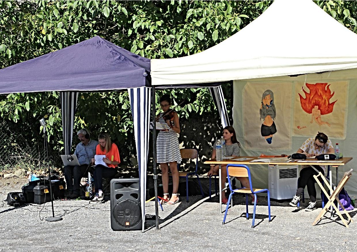 Justine au chant Romane au violon Eline au dessin